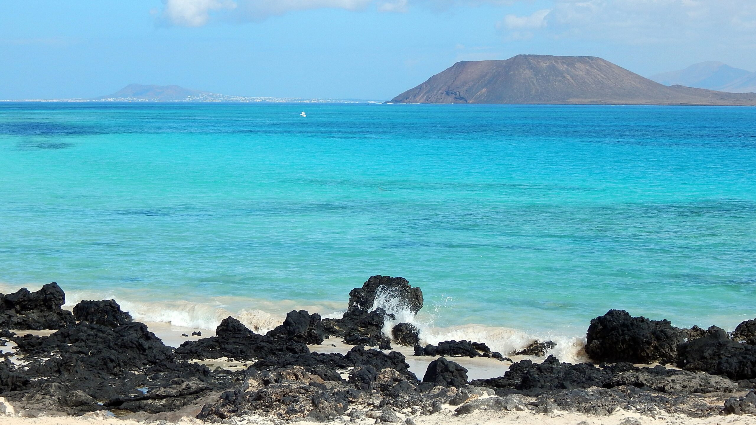 Fuerteventura beach and turquoise ocean in February